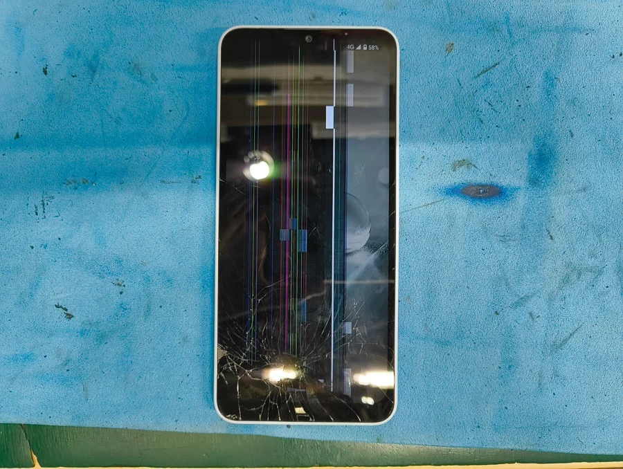 AQUOS R6 画面割れ修理 — 修理の様子