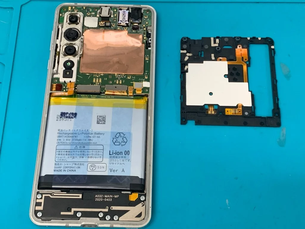 AQUOS sense4 lite 画面割れ修理 — 修理の様子