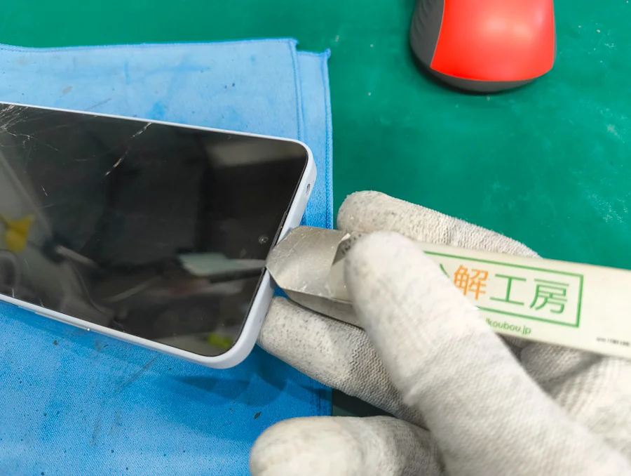 AQUOS sense3 画面割れ修理 — 修理の様子