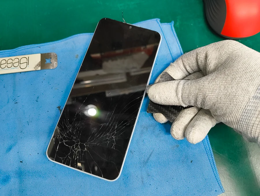 AQUOS sense5G 画面割れ修理 — 修理の様子