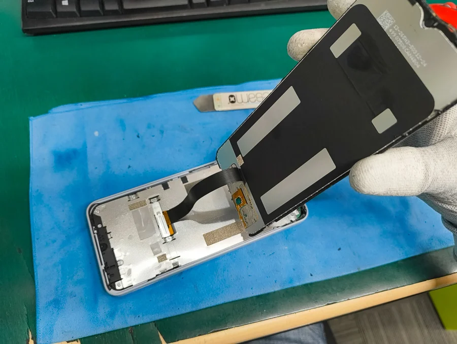 AQUOS sense3 basic 画面割れ修理 — 修理の様子