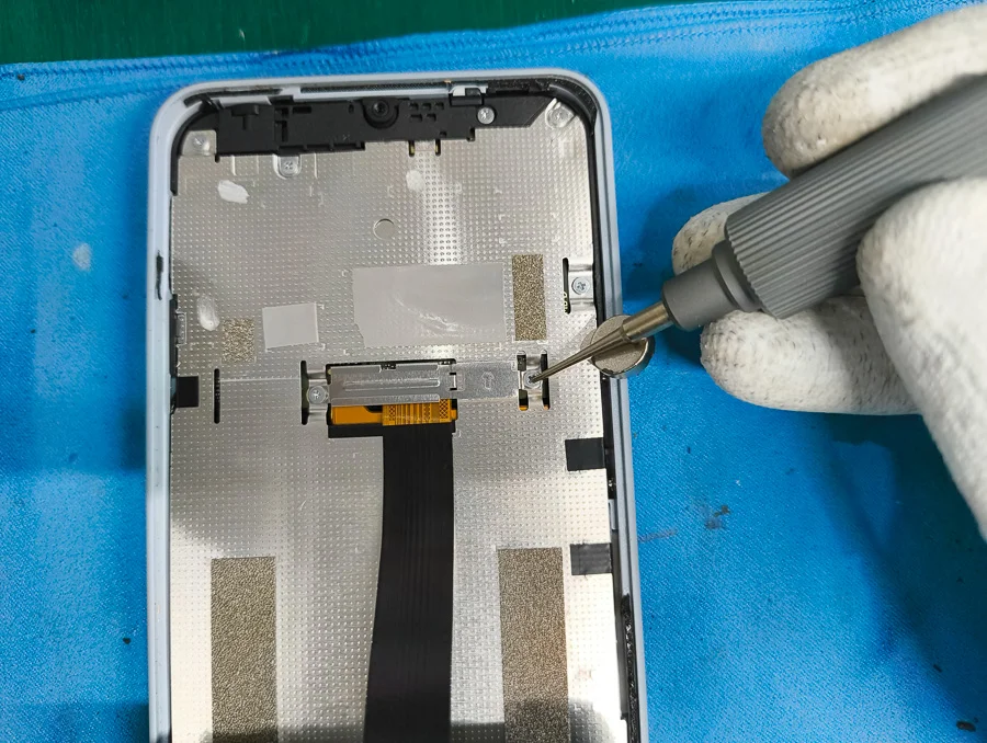 AQUOS Xx3 mini 画面割れ修理 — 修理の様子