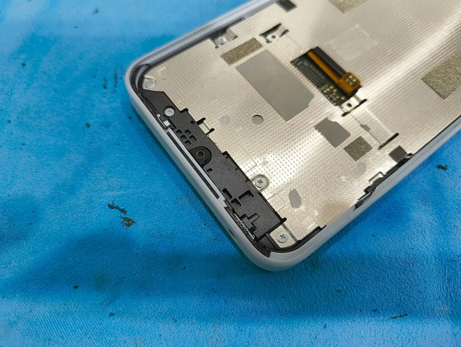 AQUOS sense basic 液晶修理 — 修理の様子