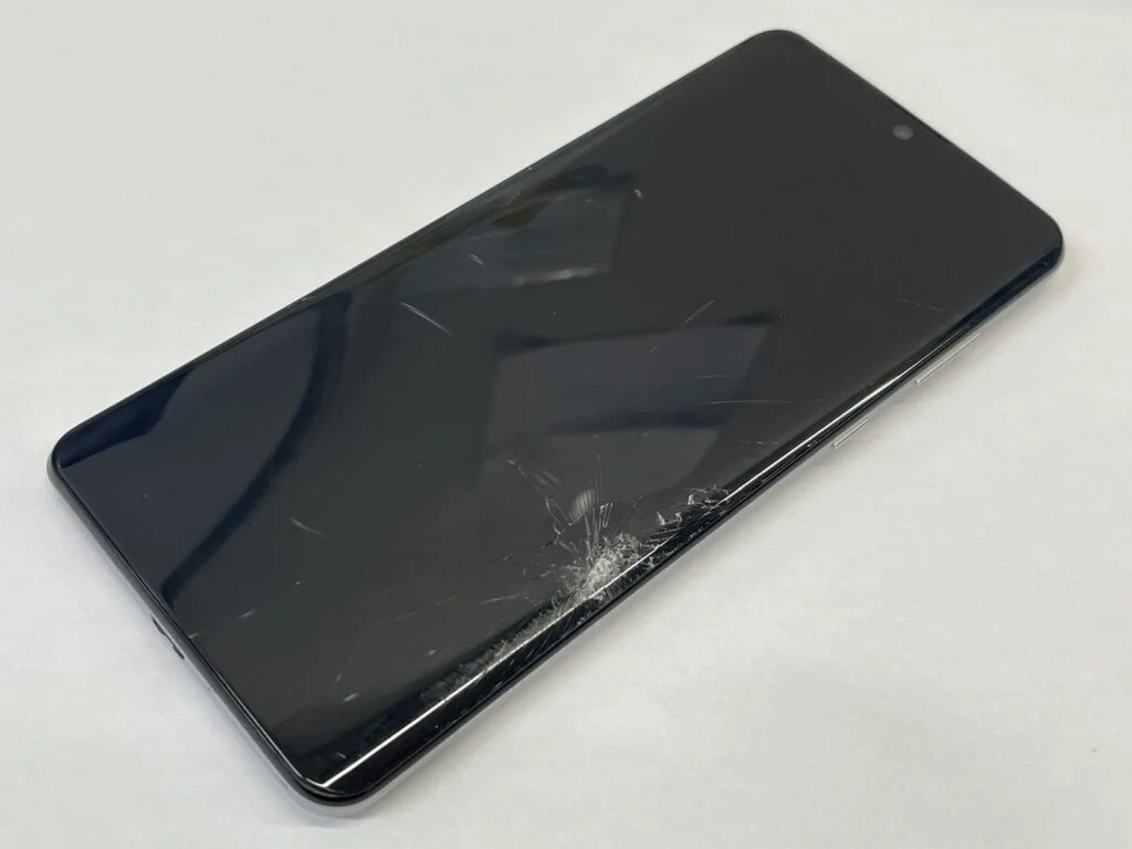 AQUOS EVER SH-04G 画面割れ修理 — 修理の様子