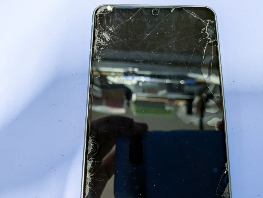 AQUOS R5G 画面割れ修理 — 修理の様子