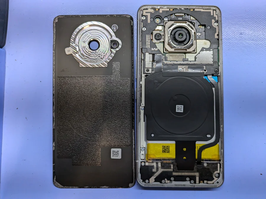 AQUOS Xx3 mini 液晶修理 — 修理の様子