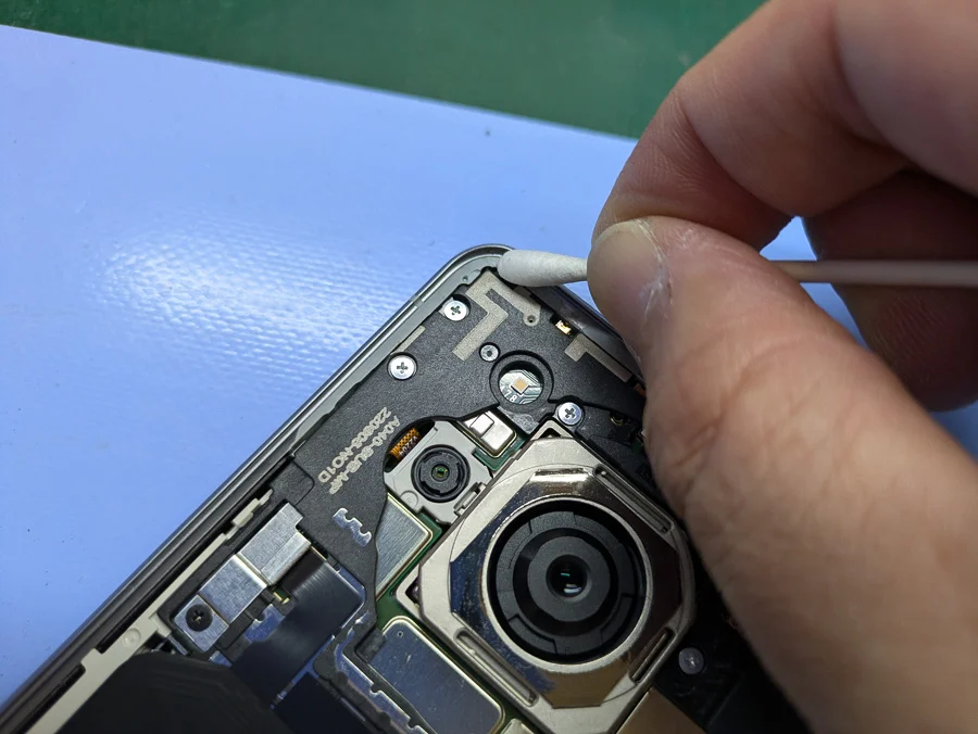 AQUOS wish 液晶修理 — 修理の様子