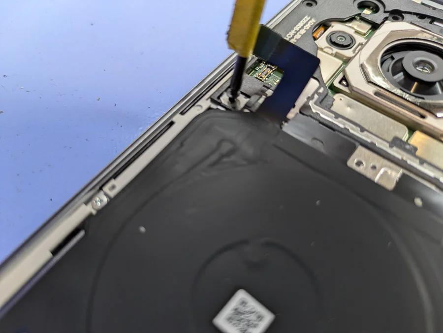 AQUOS wish 画面割れ修理 — 修理の様子