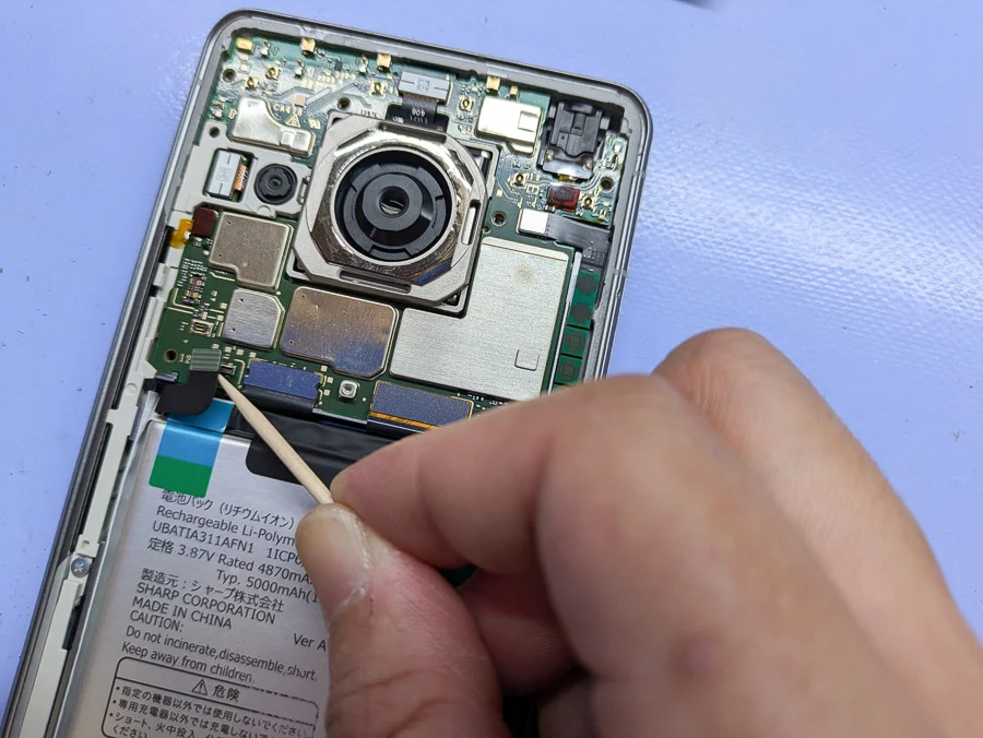 AQUOS PHONE ZETA SH-01F 画面割れ修理 — 修理の様子