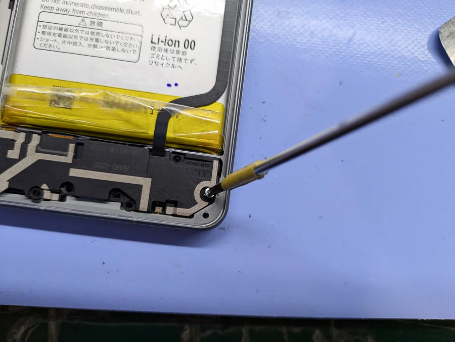 AQUOS ZETA SH-03G 画面割れ修理 — 修理の様子