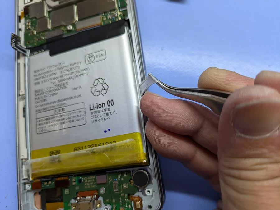 AQUOS R6 液晶修理 — 修理の様子