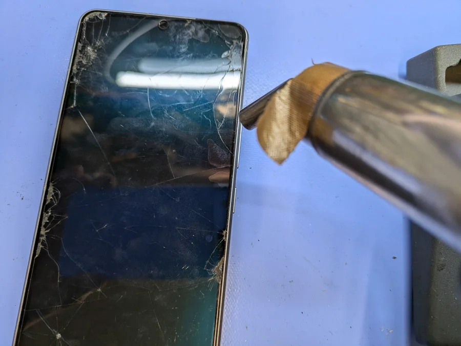 AQUOS Xx-Y 画面割れ修理 — 修理の様子