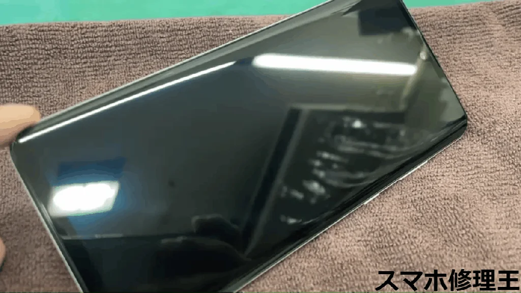 AQUOS zero2 画面割れ修理 — 修理の様子