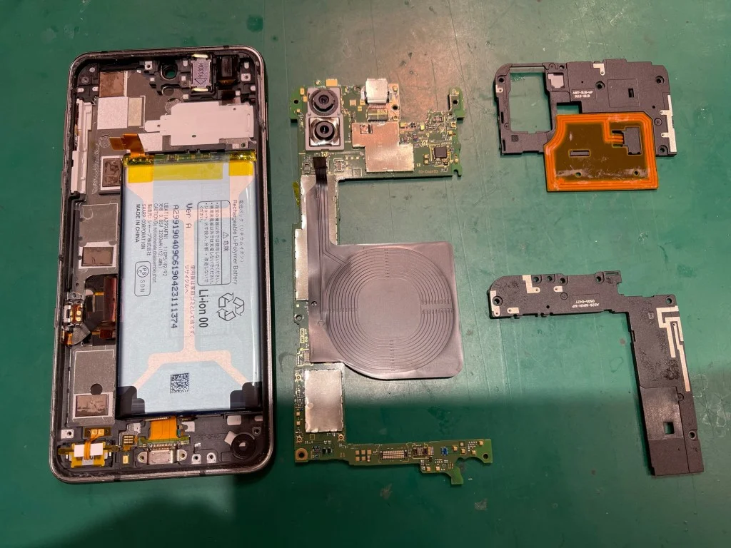 AQUOS SERIE SHV34 画面割れ修理 — 修理の様子