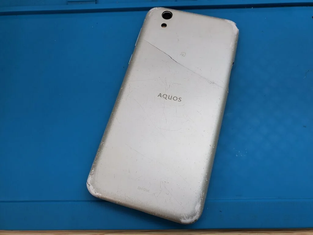 AQUOS sense 画面割れ修理 — 修理の様子