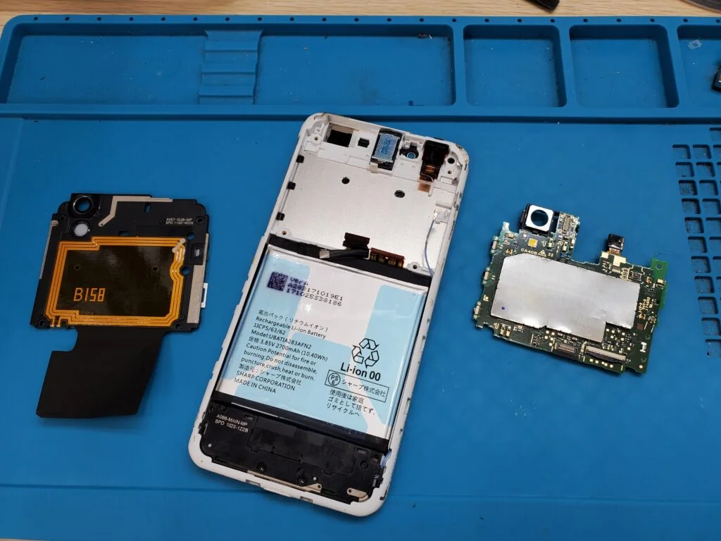 AQUOS R2 Compact 液晶修理 — 修理の様子