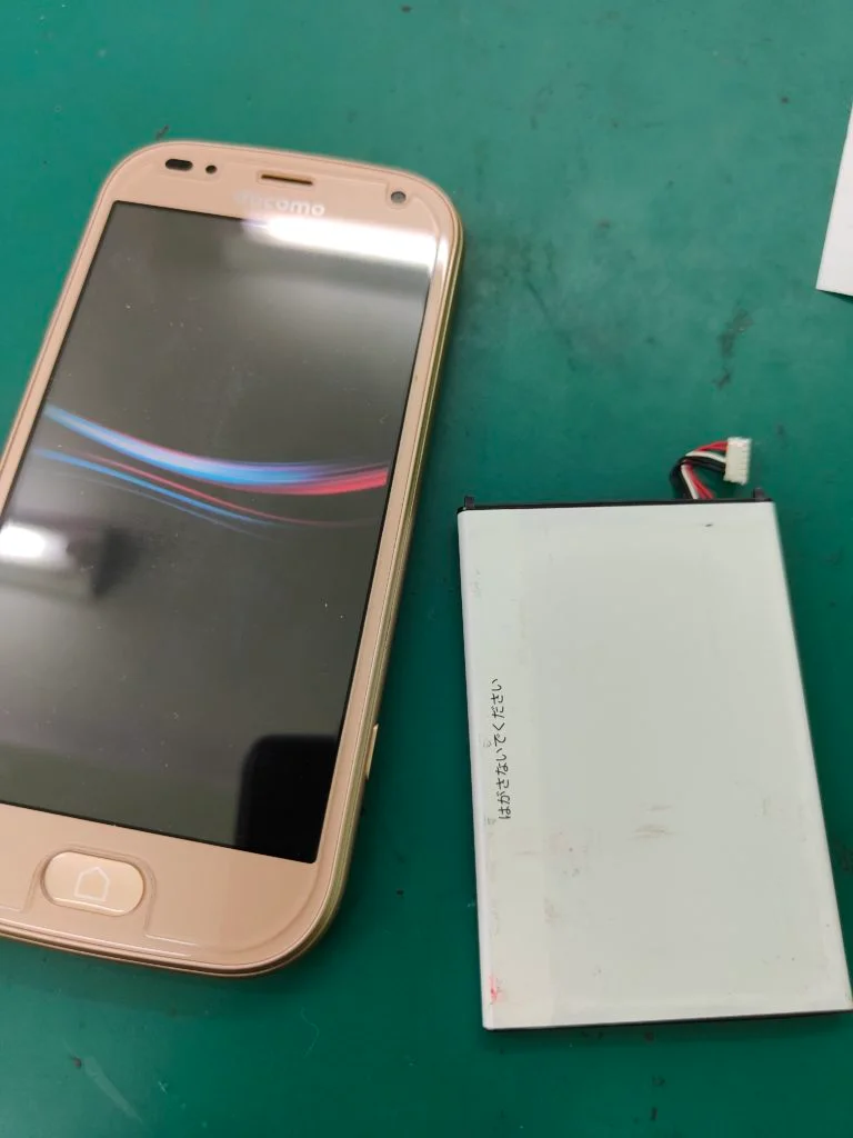 arrows NX F-01K バッテリー交換 — 修理の様子