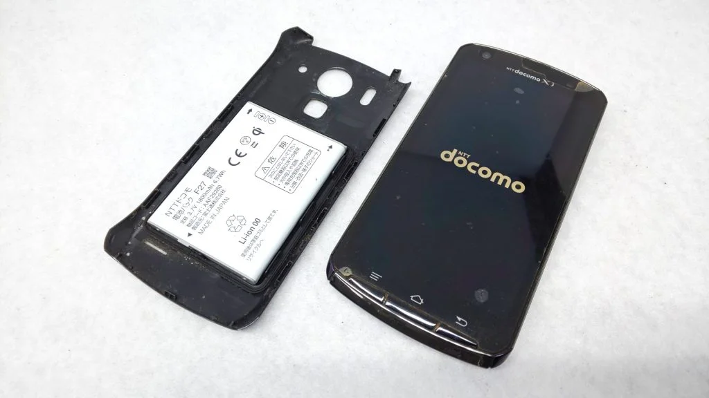 ARROWS Me バッテリー交換 — 修理の様子