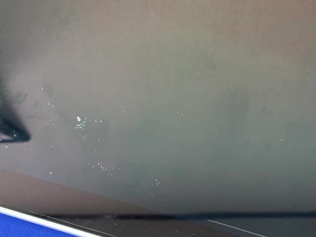 ARROWS NX F-04G 画面割れ修理 — 修理の様子