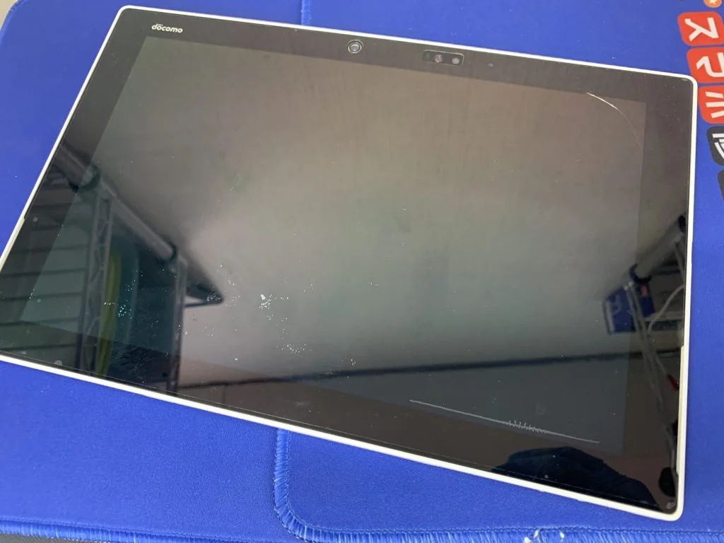 ARROWS X F-10D 液晶修理 — 修理の様子