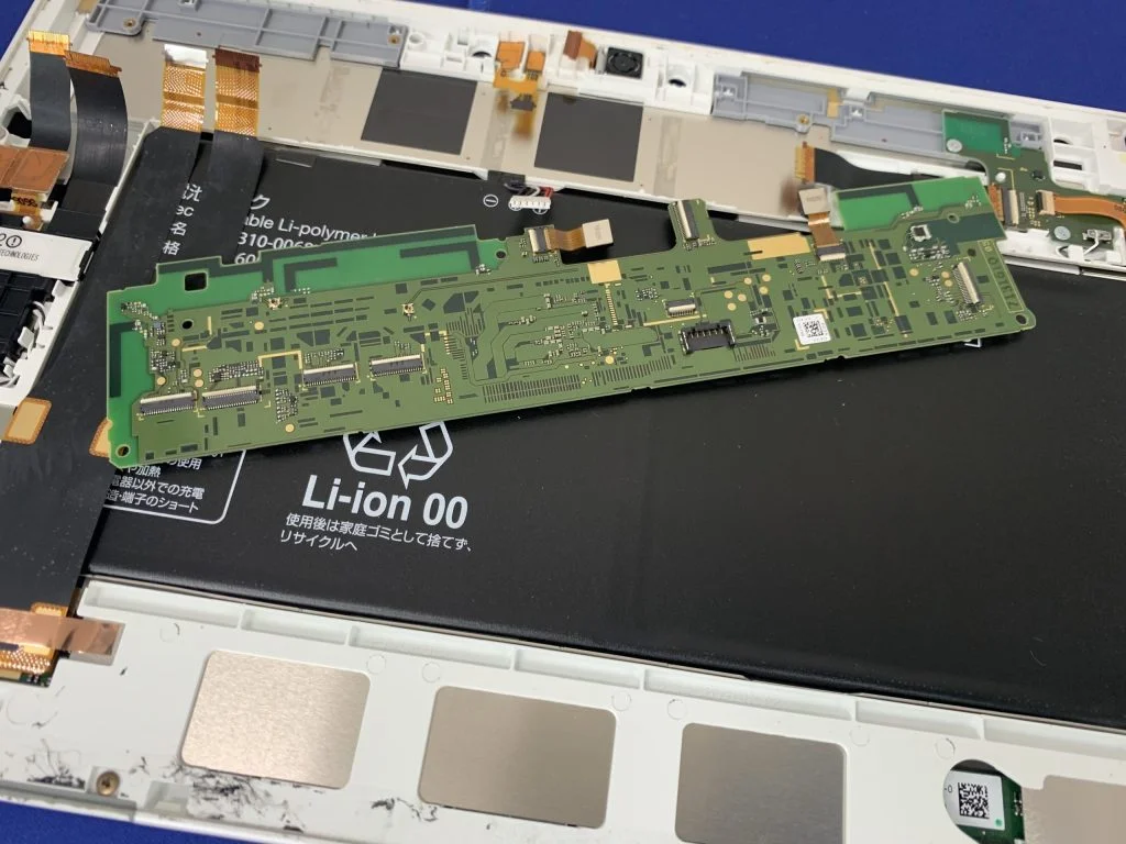 ARROWS X LTE 画面割れ修理 — 修理の様子