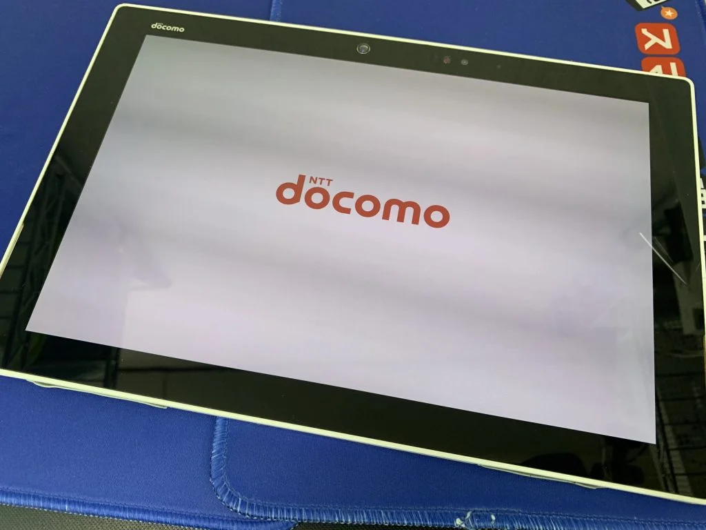 ARROWS V 画面割れ修理 — 修理の様子