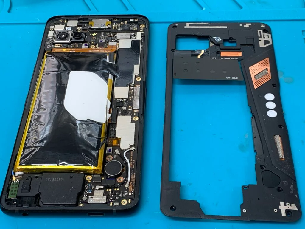 ZenFone 4 Selfie ZD553KL バッテリー交換 — 修理の様子