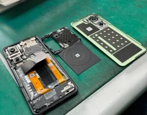 ZenFone 7 Pro ZS671KS バッテリー交換 — 修理の様子