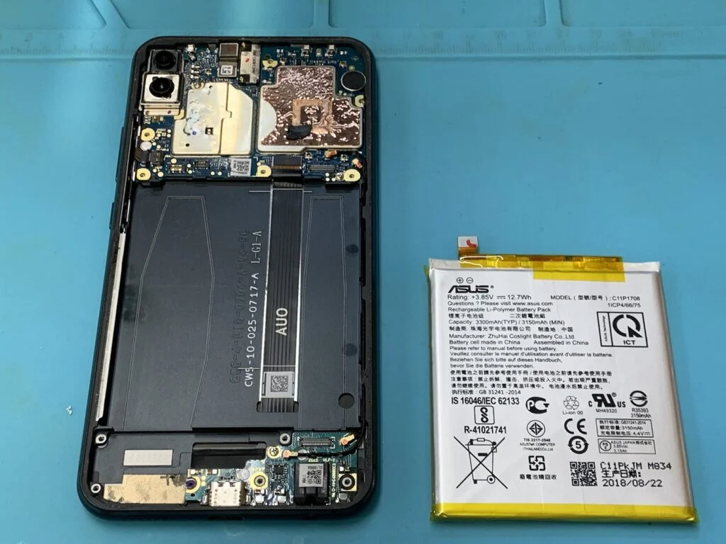 ZenFone 3 ZE520KL バッテリー交換 — 修理の様子