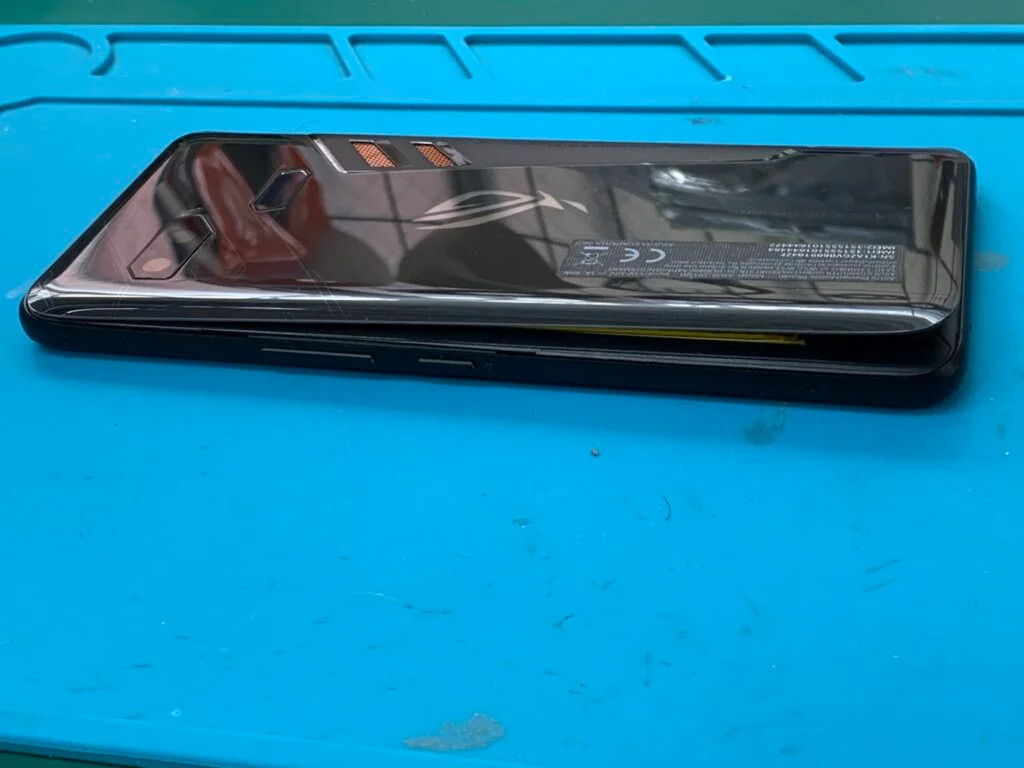 ZenFone Max (M2) ZB633KL バッテリー交換 — 修理の様子