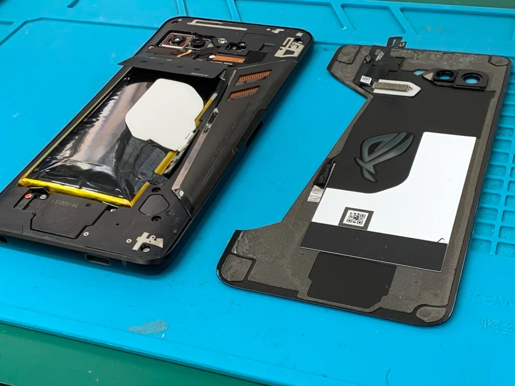 ZenFone 6 ZS630KL バッテリー交換 — 修理の様子