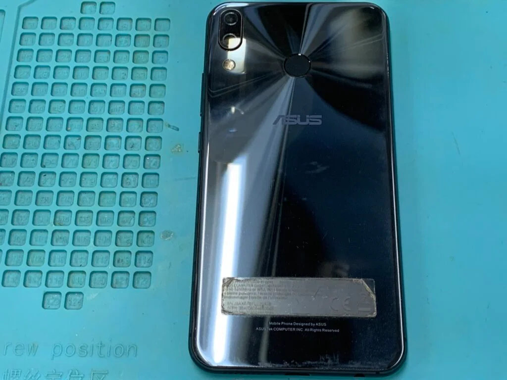 ZenFone 4 Max ZC554KL バッテリー交換 — 修理の様子