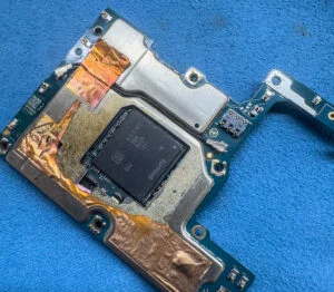 ZenFone 8 Flip ZS672KS マザーボード修理・IC 基板修理 — 修理の様子