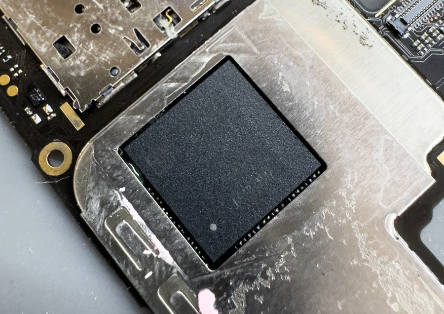 ZenFone 5 A500KL 基板修理 — 修理の様子