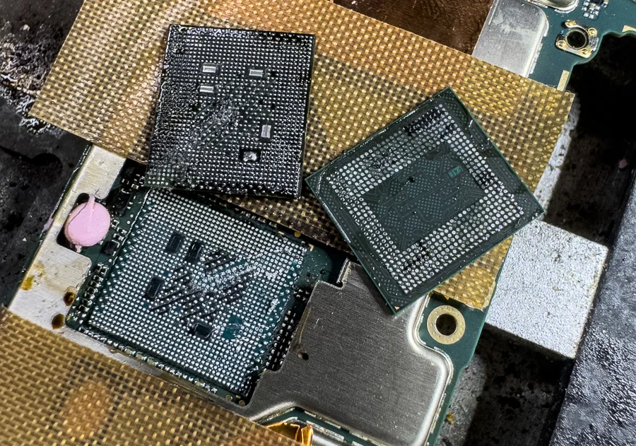 ZenFone 4 ZE554KL 通信修理 — 修理の様子