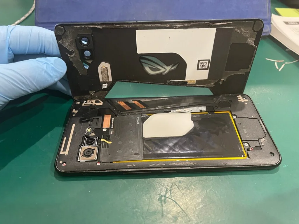 ROG Phone 5 Pro ZS673KS 通信修理 — 修理の様子
