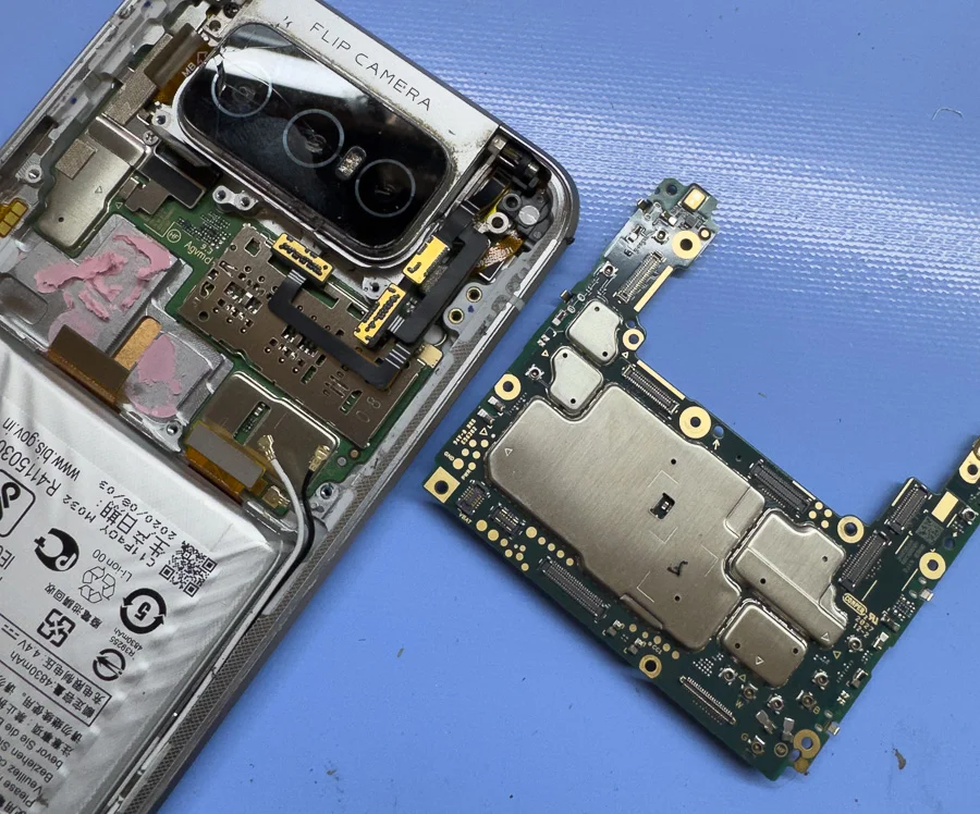 ROG Phone 7 Ultimate 通信修理 — 修理の様子