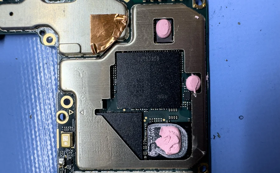 ROG Phone 7 Ultimate データ復旧 — 修理の様子