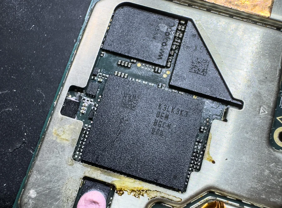 ZenFone 7 Pro ZS671KS データ復旧 — 修理の様子