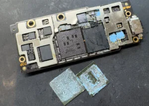 ZenFone 3 ZE552KL 通信修理 — 修理の様子