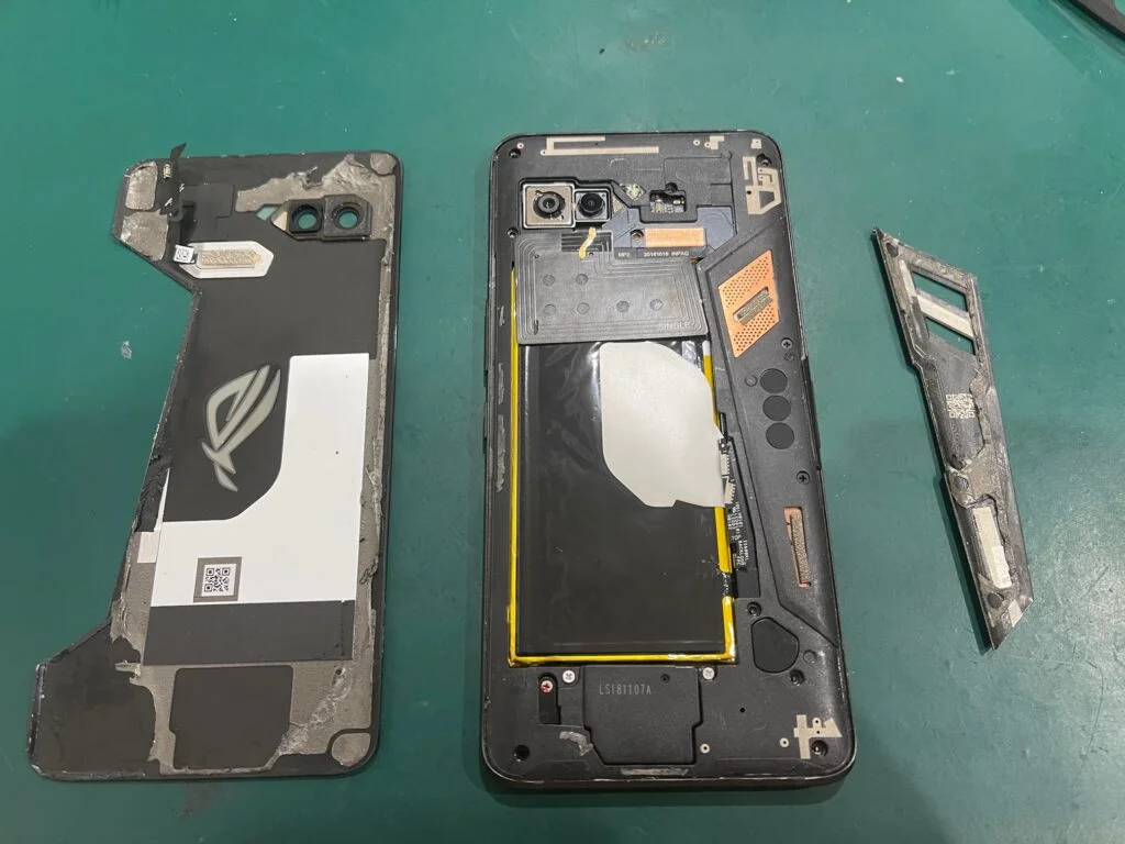 ZenFone 3 Max ZC553KL WiFi修理 — 修理の様子