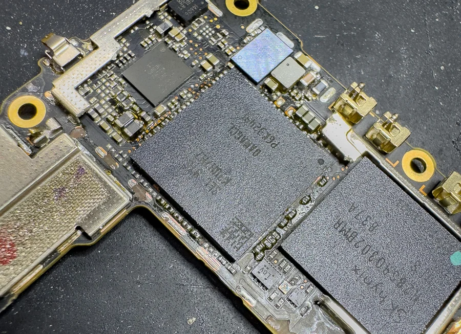 ZenFone Max Pro (M2) ZB631KL 基板修理 — 修理の様子
