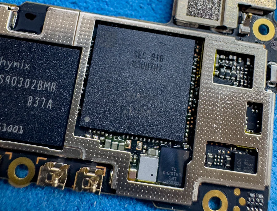 ZenFone 6 ZS630KL 通信修理 — 修理の様子