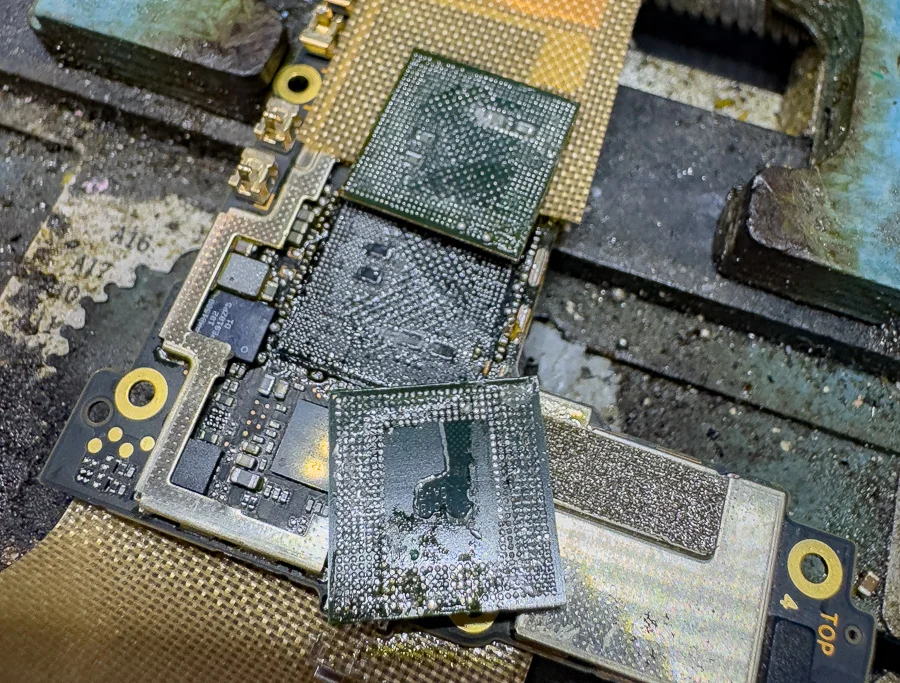 ROG Phone 7 Ultimate 無線 WiFi修理 — 修理の様子