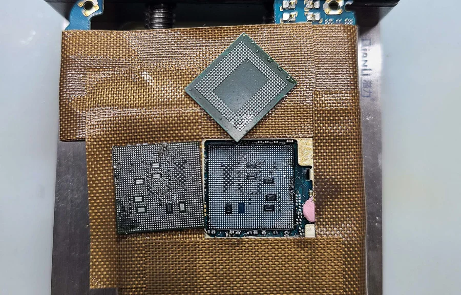 ZenFone Selfie ZD551KL 通信修理 — 修理の様子