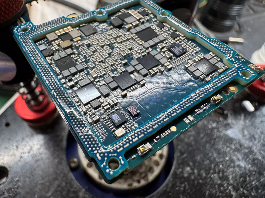 ZenFone Selfie ZD551KL データ復旧 — 修理の様子