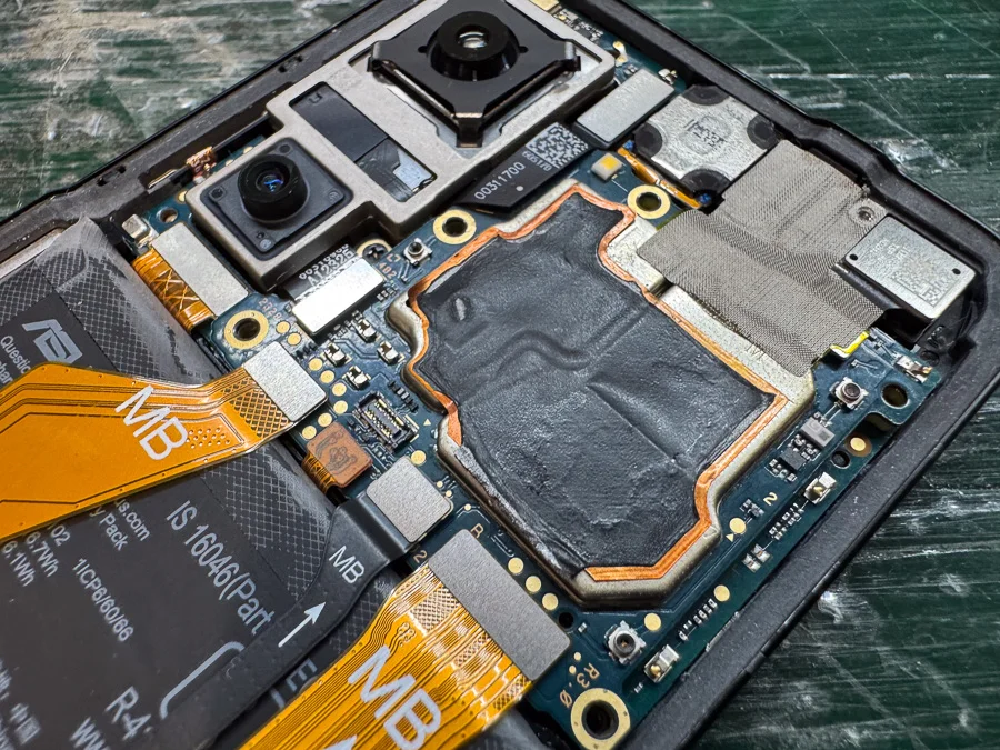 ZenFone 9 起動不良修理 — 修理の様子