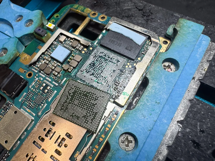 ZenFone 4 Max ZC520KL 通信修理 — 修理の様子