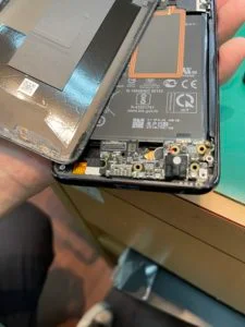ZenFone Max Pro (M2) ZB631KL 充電口修理 — 修理の様子