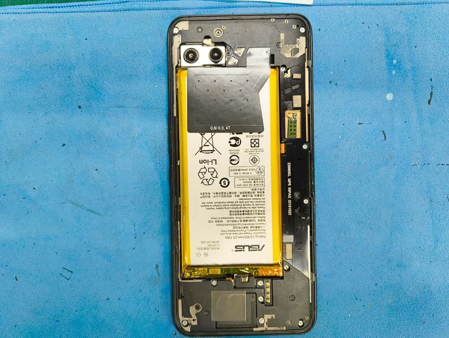 ZenFone 2 ZE551ML 充電口修理 — 修理の様子